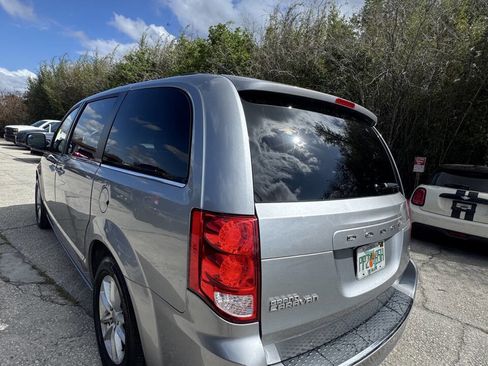 Used 2019 Dodge Grand Caravan SXT image 5
