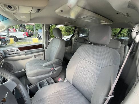 Used 2010 Chrysler Town & Country Touring FWD image 11