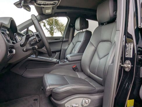 Certified 2025 Porsche Macan image 5