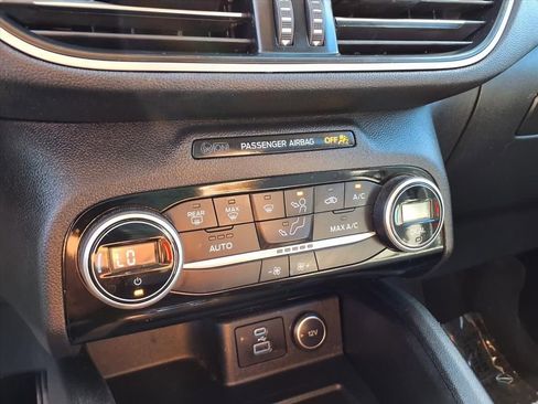 Used 2021 Ford Escape SE image 9