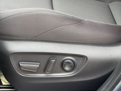 Used 2022 Toyota Venza LE AWD/4WD image 30