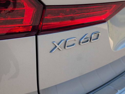 Used 2021 Volvo XC60 T6 Momentum w/ Premium Package AWD/4WD image 13