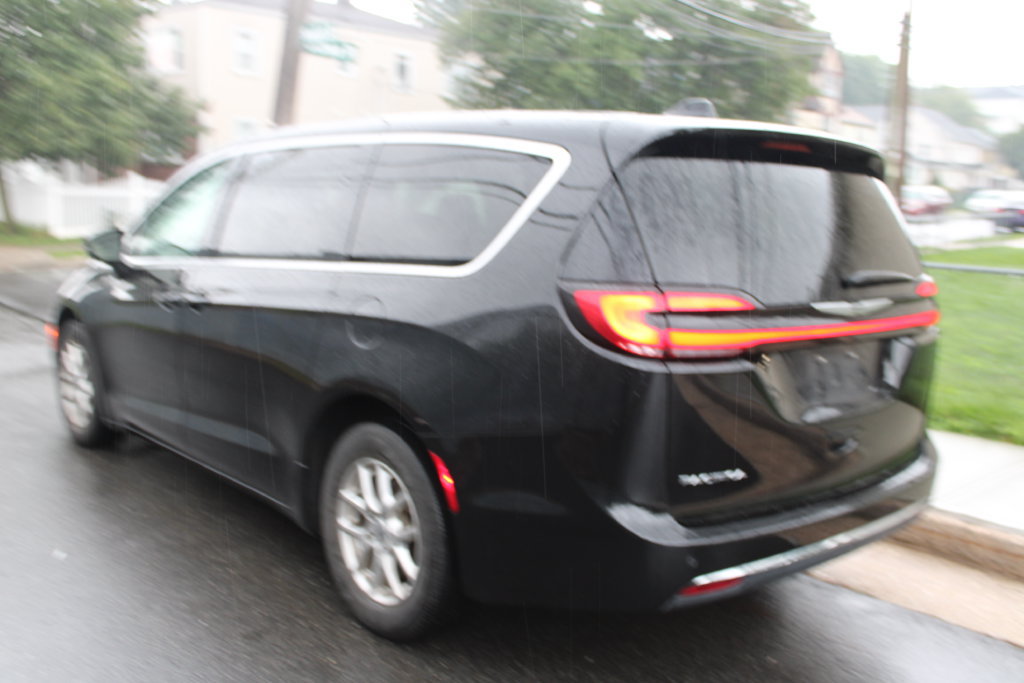 Used 2025 Chrysler Pacifica Select FWD image 7