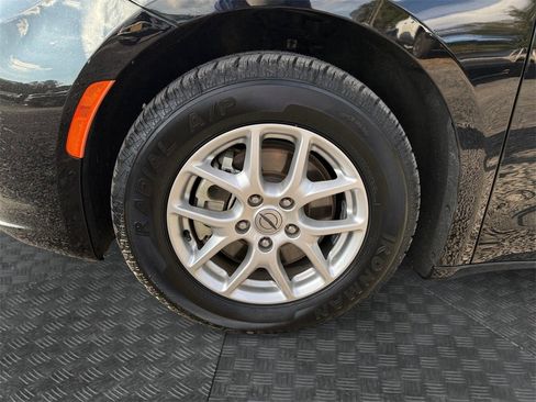 Certified 2024 Chrysler Pacifica Touring-L image 14