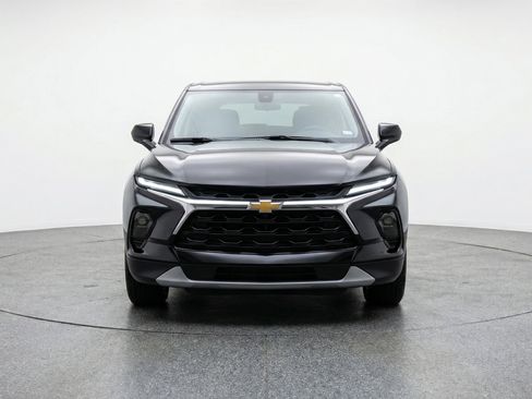 Used 2025 Chevrolet Blazer LT image 2