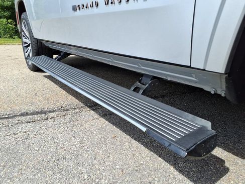 Used 2024 Jeep Grand Wagoneer L Series III AWD/4WD image 10