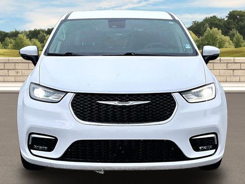 Used 2023 Chrysler Pacifica Touring-L FWD image 3