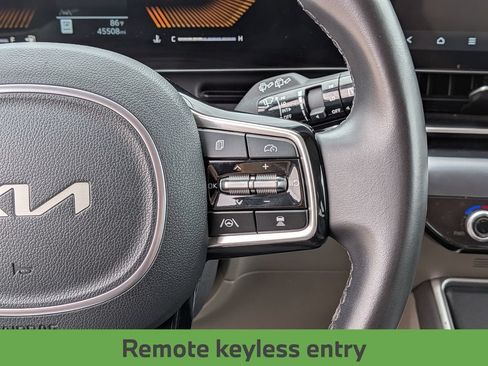 Used 2025 Kia Carnival FWD image 20