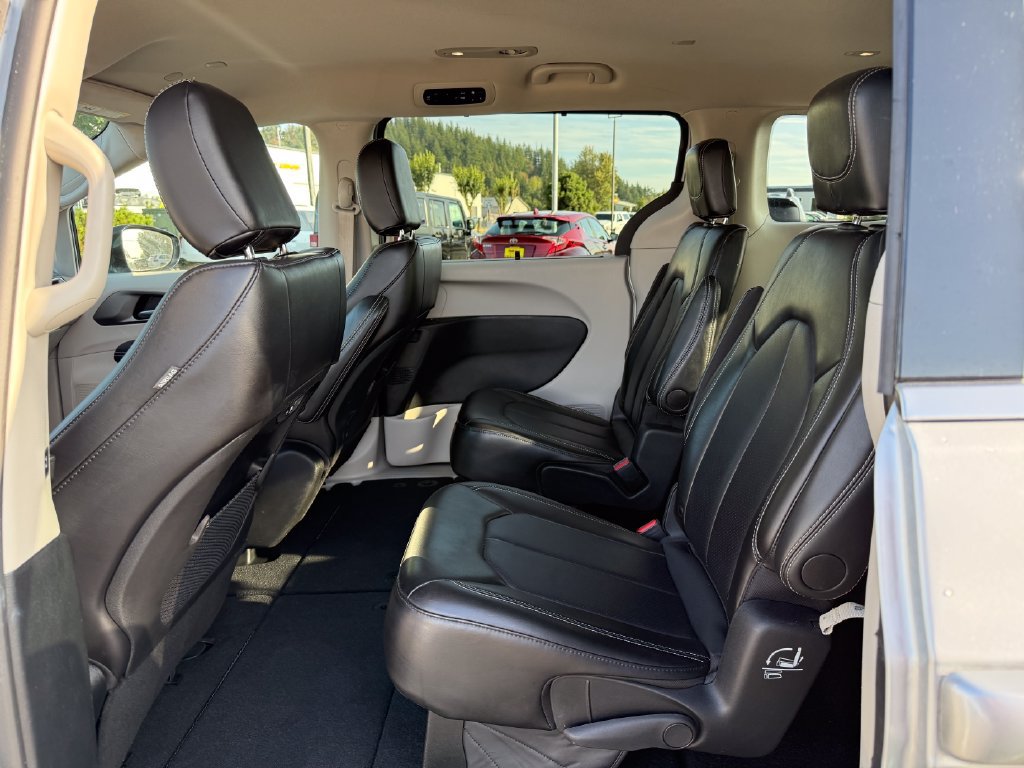 Used 2024 Chrysler Pacifica Touring-L FWD image 16