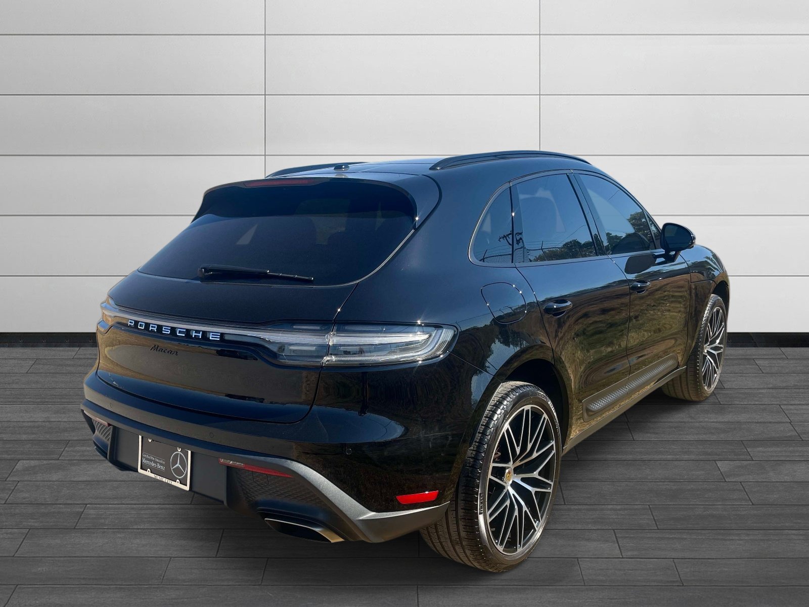 Used 2024 Porsche Macan AWD/4WD image 3