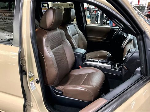 Used 2016 Toyota Tacoma Limited w/ Towing Package image 8