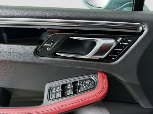 Certified 2026 Porsche Macan AWD/4WD image 19