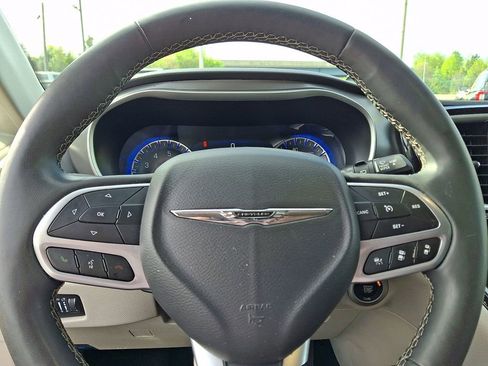 Used 2024 Chrysler Pacifica Touring-L image 18