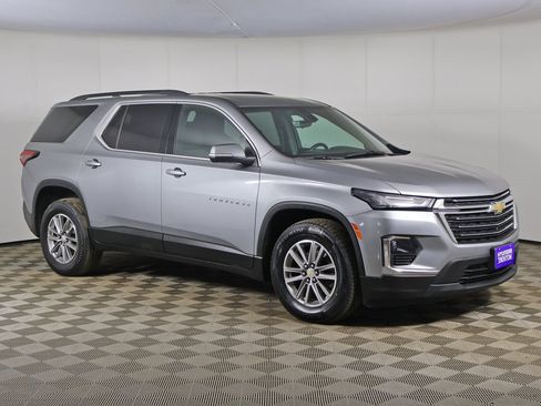 Used 2023 Chevrolet Traverse LT w/ Rear Camera Mirror Package image 7