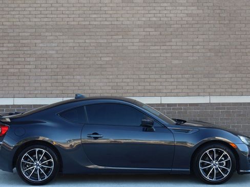Used 2018 Subaru BRZ Limited w/ Popular Package #2 RWD image 3