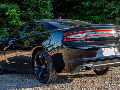 Used 2017 Dodge Charger R/T RWD image 3
