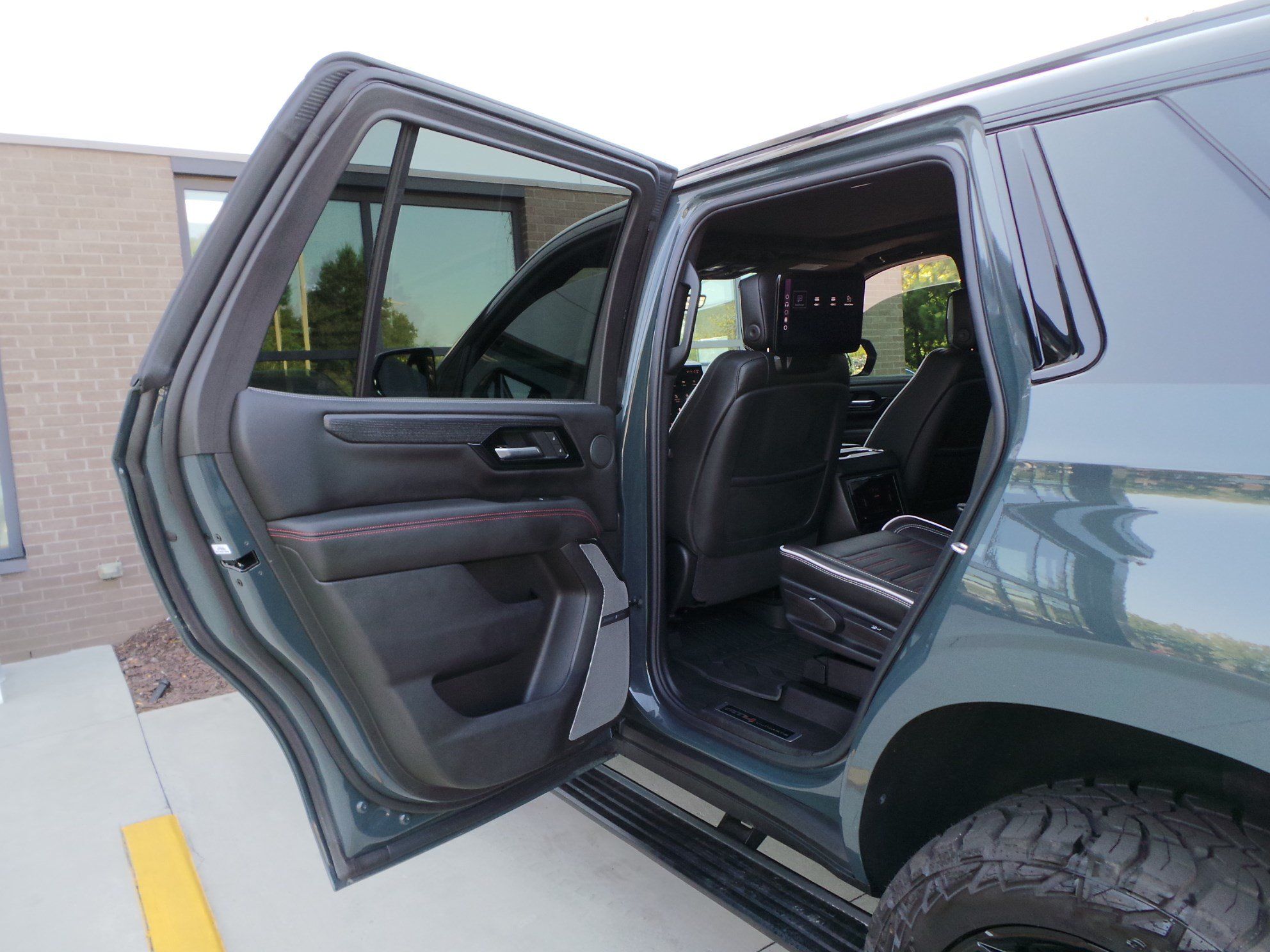 Used 2025 GMC Yukon AT4 Ultimate w/ LPO, Floor Liner Package AWD/4WD image 39