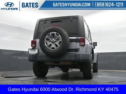 Used 2015 Jeep Wrangler Unlimited Rubicon w/ Max Tow Package AWD/4WD image 27