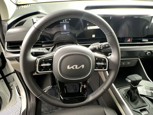 New 2026 Kia Carnival FWD image 17