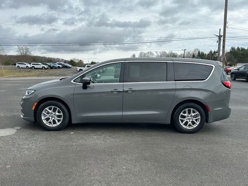 Used 2023 Chrysler Pacifica Touring-L FWD image 2