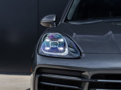 Certified 2019 Porsche Cayenne image 17