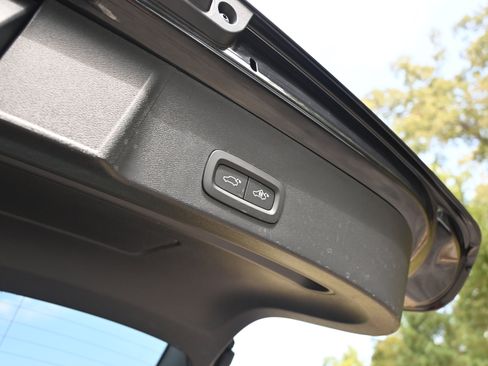 Used 2025 Volvo XC40 B5 Core image 20