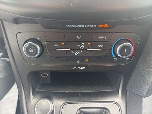 Used 2015 Ford Focus SE FWD image 24