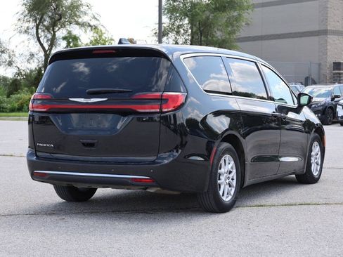 Used 2023 Chrysler Pacifica Touring-L FWD image 9