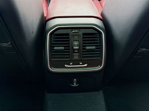 Certified 2025 Porsche Macan AWD/4WD image 28
