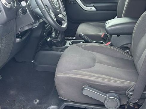 Used 2017 Jeep Wrangler Unlimited Sahara w/ Connectivity Group image 26