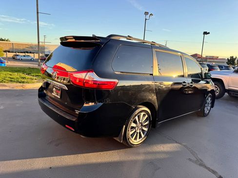 Used 2019 Toyota Sienna Limited Premium image 4