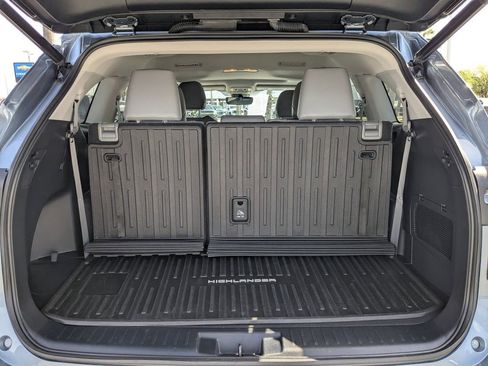 Used 2023 Toyota Highlander XLE image 12