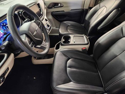 Used 2023 Chrysler Pacifica Touring-L FWD image 14