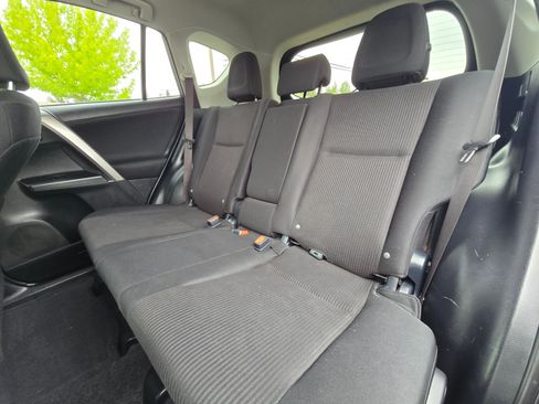 Used 2018 Toyota RAV4 LE w/ Carpet Mat Package AWD/4WD image 17