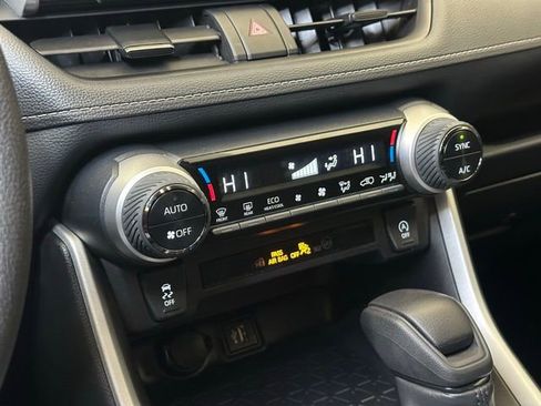 Used 2025 Toyota RAV4 XLE FWD image 28