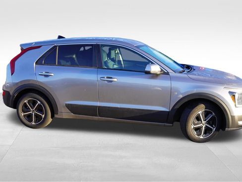 Used 2023 Kia Niro LX FWD image 2