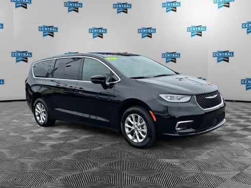 Used 2025 Chrysler Pacifica Select AWD/4WD image 8
