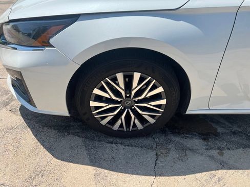 Used 2024 Nissan Altima 2.5 SV FWD image 2