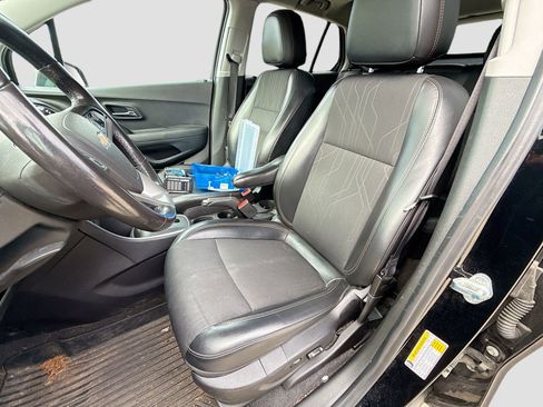 Used 2019 Chevrolet Trax LT w/ Sun & Sound Package AWD/4WD image 13