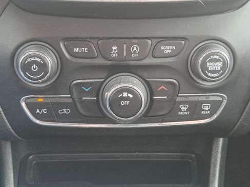 Used 2019 Jeep Cherokee Latitude w/ Cold Weather Group AWD/4WD image 32