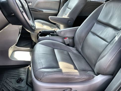 Used 2017 Toyota Sienna XLE AWD/4WD image 14