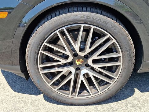 Used 2024 Porsche Cayenne S image 9