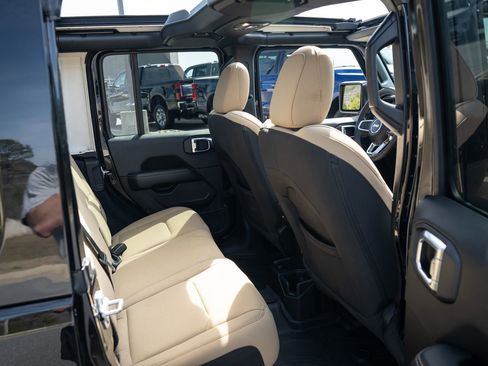 Used 2023 Jeep Wrangler Sahara image 21