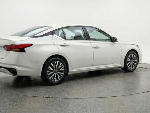 Used 2025 Nissan Altima 2.5 SV image 9