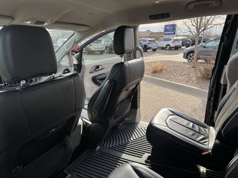 Used 2022 Chrysler Pacifica Touring-L image 20