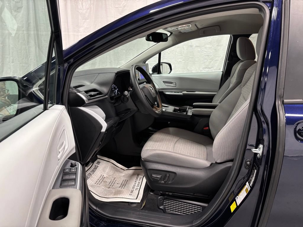 Used 2026 Toyota Sienna LE AWD/4WD image 10