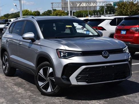 Used 2025 Volkswagen Taos SE AWD/4WD image 2