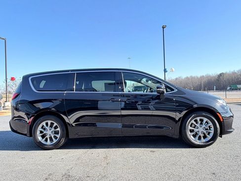 New 2026 Chrysler Pacifica Limited image 5