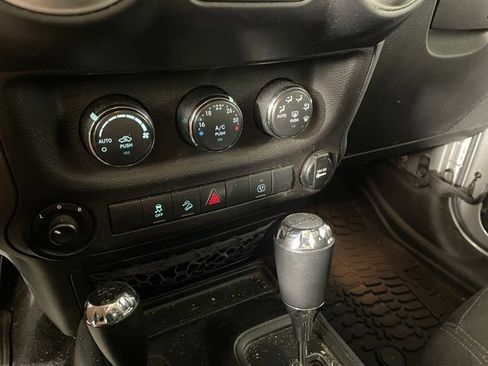 Used 2018 Jeep Wrangler Unlimited Sahara w/ Connectivity Group AWD/4WD image 8