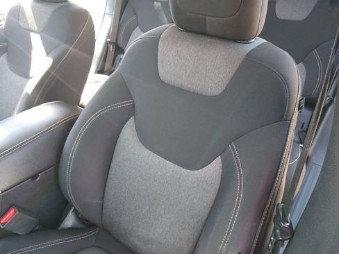 Used 2015 Jeep Cherokee Sport image 17